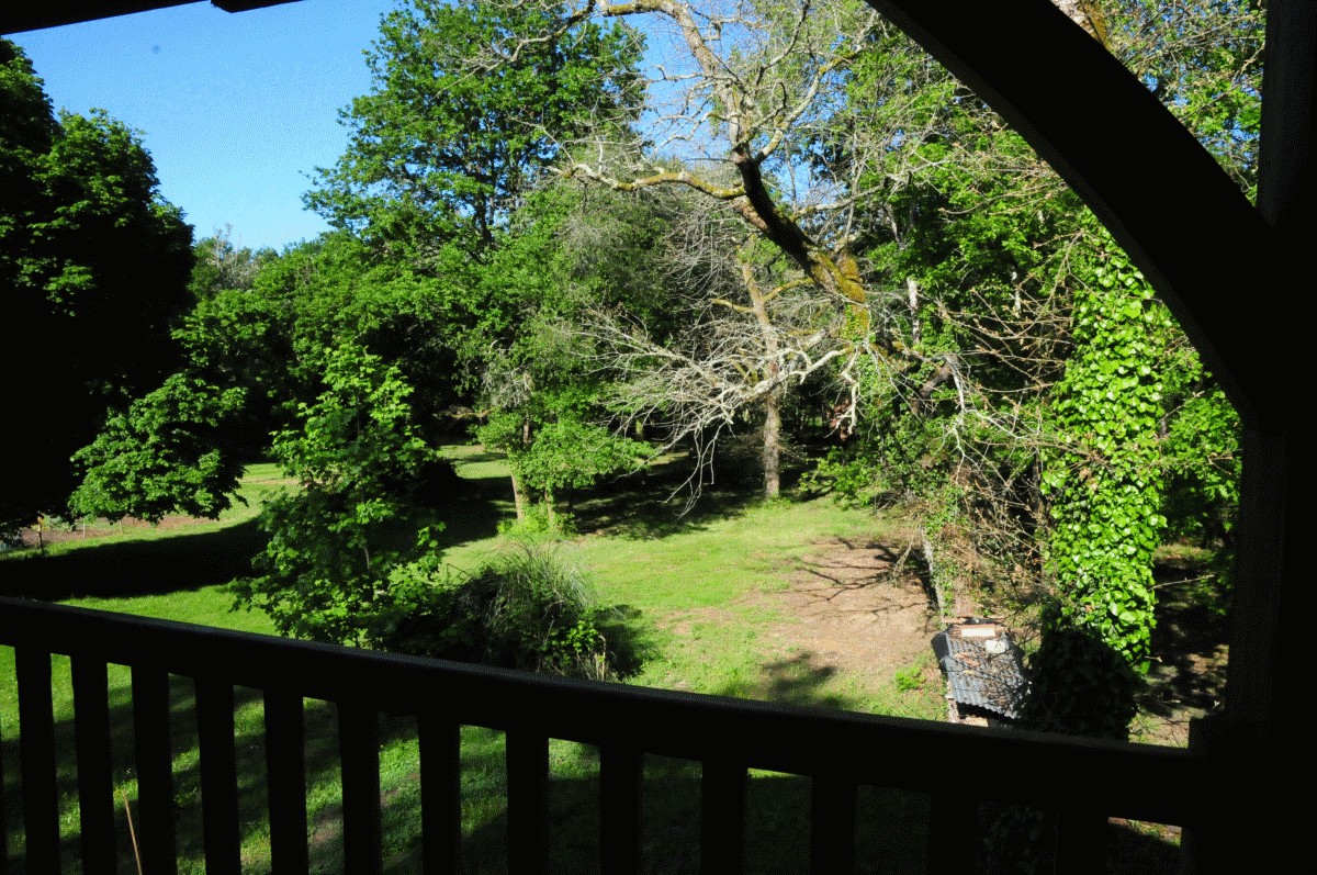 Balcon en bois surplombant l'airial