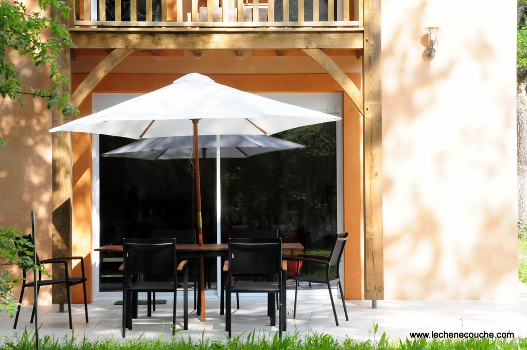 Terrasse exposée sud avec table en teck et chaises-longues